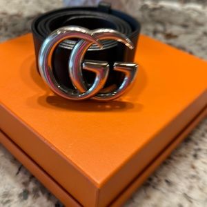 Very gently worn black Gucci belt with silver medium GG